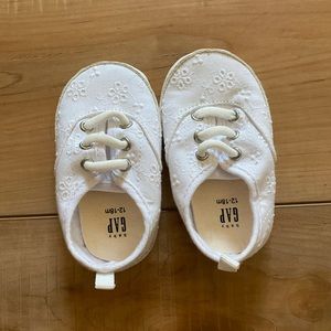 BNWOT Gap crib shoes 12-18 month